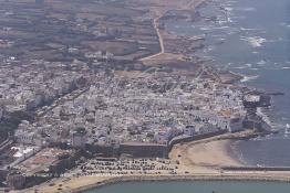 Image du Maroc Professionnelle de  Vue aérienne d'Asilah, ville du nord du Maroc sur l'océan Atlantique à 40 km au sud de Tanger, Vendredi 9 Août 2002.  (Photo / Abdeljalil Bounhar)



 